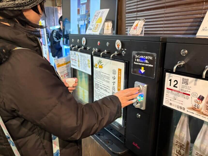 飛騨日本酒おちょこコインサーバー＋宮笠の材料”ヒデ”による馬コースターづくり | 発酵食・クラフト体験