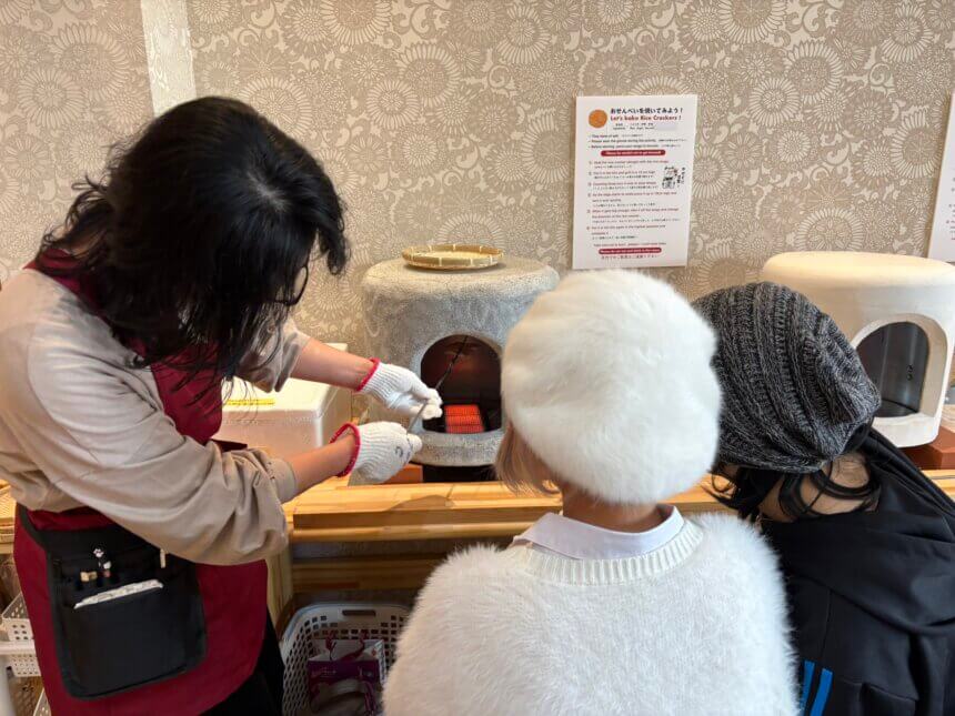 うるち米のしお手焼きせんべい＋お米オイルで仕上げるエコウッドボード | 発酵食・クラフト体験