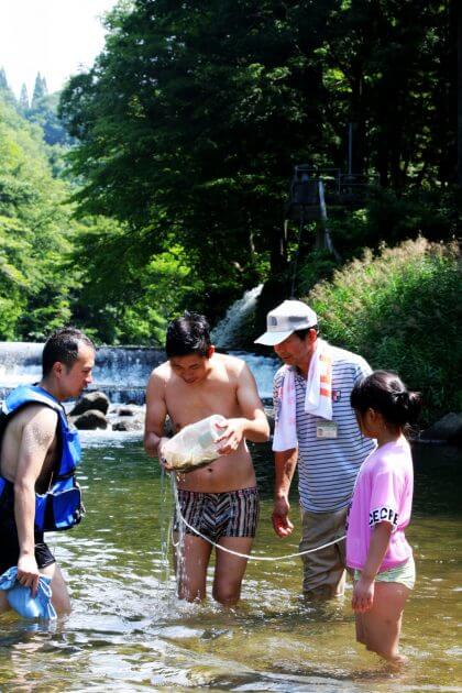 【Lecturer】Professionals in clear stream fishing and playing in the river | TRIP LIFE Person Introductions